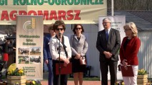 Wicewojewoda przemawia do mikrofonu