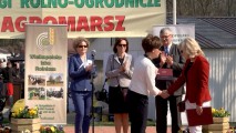 Wicewojewoda ściska dłoń jednej z organizatorek