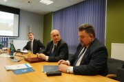 Wojewoda i burmistrz Pniew siedzą przy stole podczas spotkania z przedsiębiorcami.