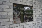 tablica imienna szkoły w Ratyniu 
