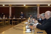 Zbliżenie na salę. W tle rektor uczelni. 