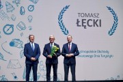 Dyrektor Tomasz Łęcki z nagrodą
