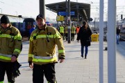 strażacy i wolontariusze w oczekiwaniu na kolejny pociąg z przemyśla