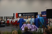 uczniowie wystąpują na scenie