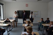 Wojewoda w klasie z uczniami