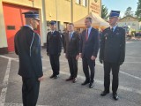 uroczysty apal przed siedzibą ochotniczej straży pożarnej w ostrowitem