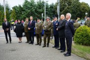 wojewoda wraz z zaproszonymi gośćmi na uroczystościach 