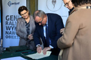 podpisanie aktu erekcyjnego przez dyrektora Szpitala im. Degi na Wildzie