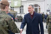 wojewoda wielkopolski gratutulje wyróżnionym żołnierzom