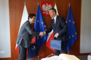 Wojewoda Wielkopolski i  Ambasador wymieniają się okolicznościowymi pamiątkami 