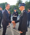 wojewoda wielkopolski michał zieliński gratuluje komnedantowi straży