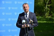 Wojewoda wielkopolski Michał Zieliński podczas briefingu prasowego