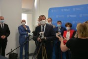 Wojewoda wielkopolski Michał Zieliński podczas briefingu prasowego w Ostrowie Wielkopolskim