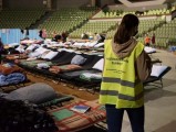 wolontariusz oraz przygotowane miejsca noclegowe na terenie Areny