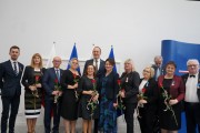 Wspólne zdjęcie odznaczonych z i wicewojewodą Anetą Niestrawską