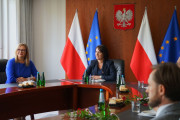 wicewojewoda rozmawia z nowymi konsultantami medycznymi