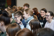 uczniowie zadają pytania podczas spotkania