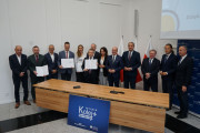 Wspólne zdjęcie wojewody z zaproszonymi gośćmi
