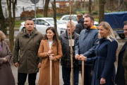 wojewoda pozuje do zdjęć z łopatą wspólnie z władzami Obornik