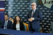 Zastępca Szefa Kancelarii Prezesa Rady Ministrów Zbigniew Hoffmann przemawia podczas podpisania umów w Słupcy
