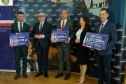 Zastępca Szefa Kancelarii Prezesa Rady Ministrów Zbigniew Hoffmann, wicewojewoda wielkopolski Aneta Niestrawska wraz z samorządowcami