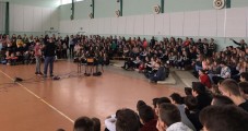 Uczniowie w sali gimnastycznej podczas zajęć "Rap Pedagogia"