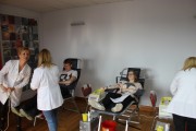 Młoda kobieta w trakcie oddawania krwi.