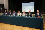 Za stołem konferencyjnym siedzą: Burmistrz Środy Wielkopolskiej - Wojciech Ziętkowski Przedstawiciel Rady Rodziny przy Wojewodzie Wielkopolskim - Czesław Szymoniak Poseł na Sejm RP – Piotr Uściński Wicewojewoda Wielkopolski – Marlena Maląg Przedstawiciel Ośrodka Pomocy Społecznej w Środzie Wielkopolskiej – Alicja Szymczak Przedstawiciel Rady Rodziny przy Wojewodzie Wielkopolskim - dr Paweł Wosicki Przedstawiciel Rady Rodziny przy Wojewodzie Wielkopolskim - Prof. Michał Michalski