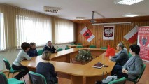 Wicewojewoda w urzędzie gminy rozmawia o pożarze ustalając hramonogram działań
