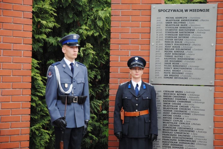 Warta pod pomnikiem poegłych policjantów II RP