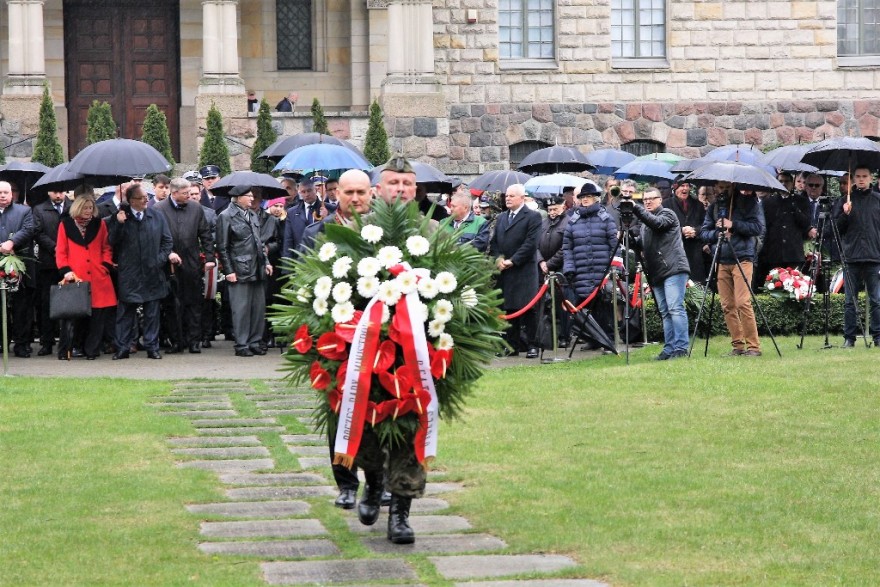 Wojewoda składa kwiaty w imieniu premier Beaty Szydło.