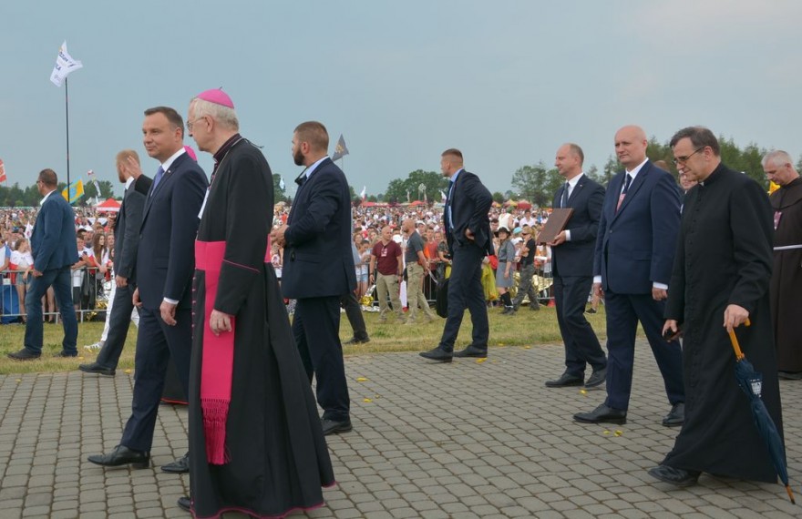 Prezydent Andrzej Duda, wojewoda Zbigniew Hoffmann i duchowni podczas spotkania na Lednicy
