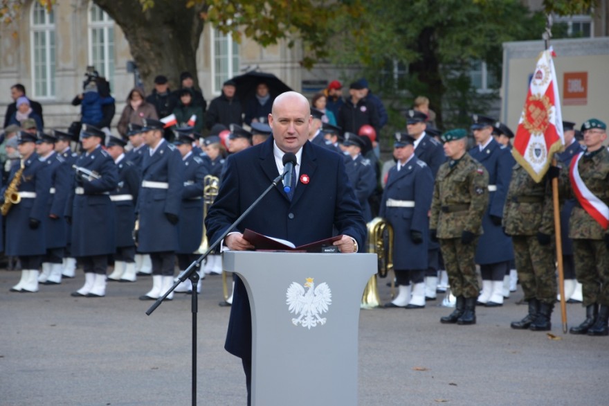 Przemówienie wojewody na placu podczas uroczystości.