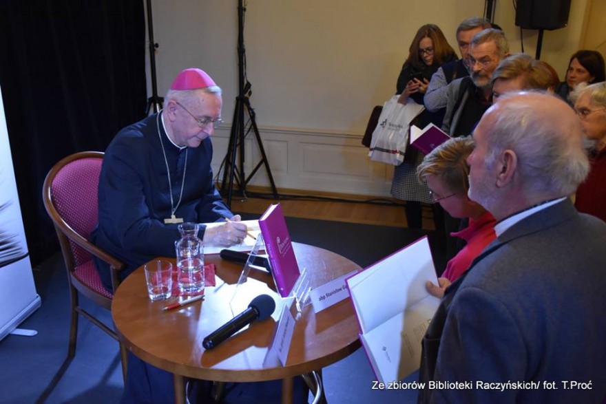 Arcybiskup Stanisław Gądecki podpisuje w Bibliotece książkę "Dekalog".