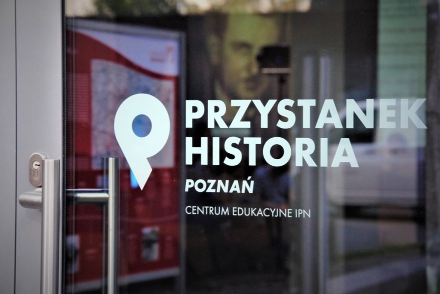 Szklane drzwi z napisem "Przystanek Historia"