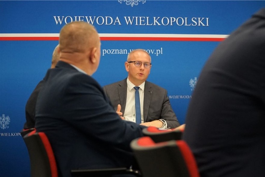 Wojewoda Łukasz Mikołajczyk podczas wideokonferencji