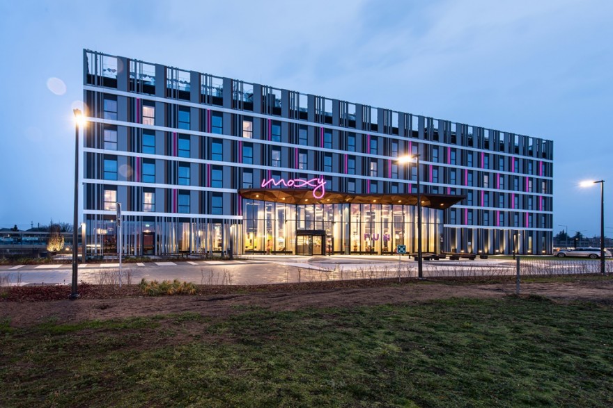 Widok na budynek Moxy Poznań Airport