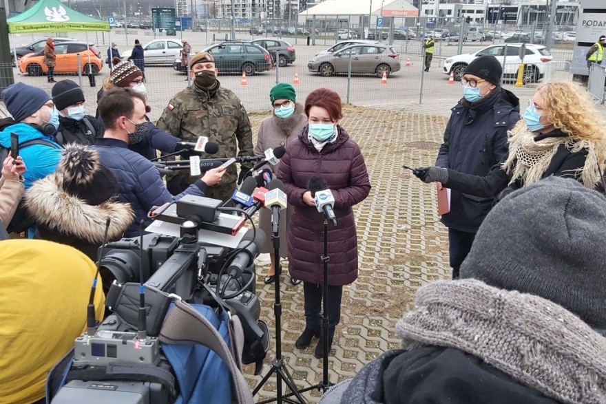 Wicewojewoda Niestrawska udziela informacji podczas konferencji z mediami