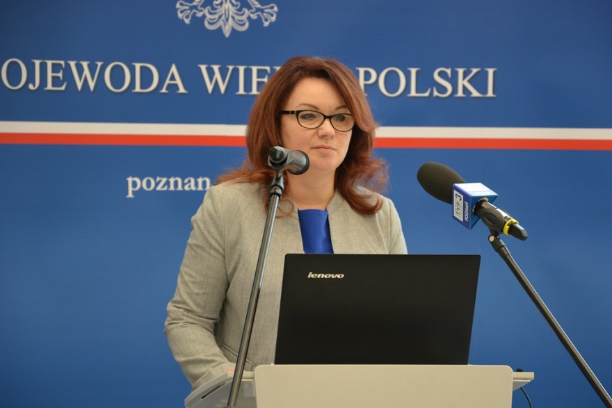 Wicewojewoda Aneta Niestrawska przed mikrofonem zabiera głos na konferencji prasowej