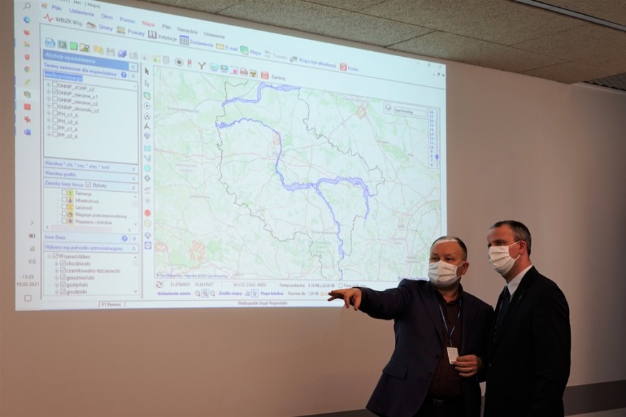 Wojewoda z dyrektorem wydziału ZK analizuje stan wód na interaktywnej mapie