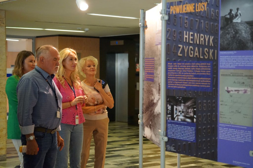 Urzędniczki i urzędnicy Wielkopolskiego Urzędu Wojewódzkiego w Poznaniu podczas otwarcia wystawy "Złamanie szyfru Enigmy".