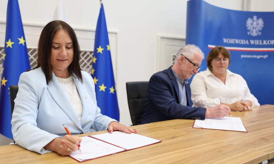 W ramach programu Senior+ pięć wielkopolskich samorządów otrzyma ponad 954 tys. zł.  Dziś I wicewojewoda wielkopolska Karolina Fabiś-Szulc podpisała umowy na dofinansowanie.