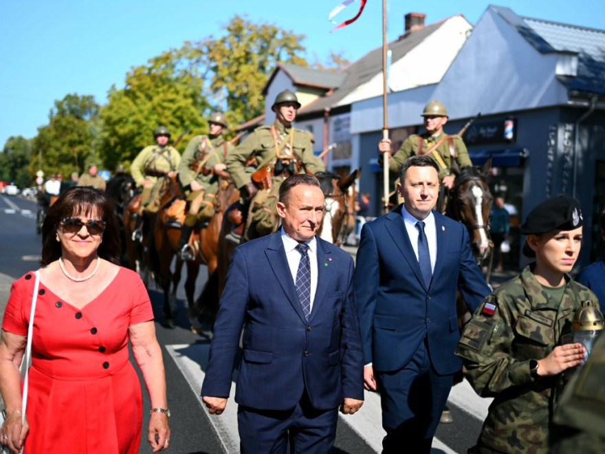Jarosław Maciejewski II wicewojewoda wielkopolski uczestniczył w uroczystościach w Zaniemyślu, upamiętniających wymarsz 15. Pułku Ułanów Poznańskich na front II wojny światowej.
