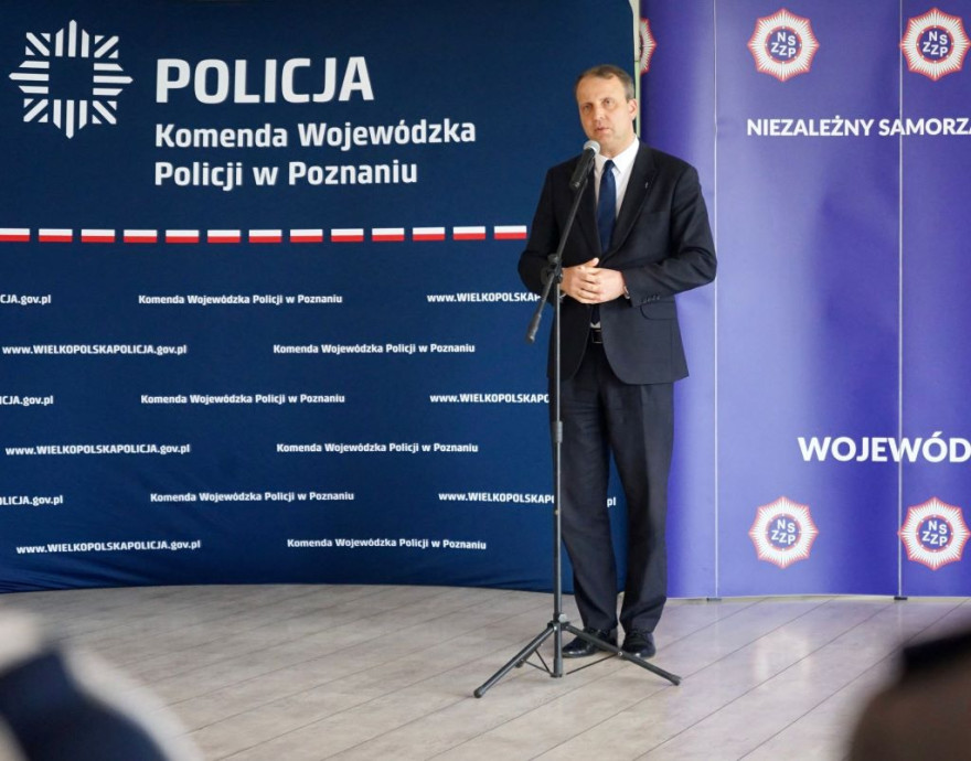 Wojewoda wielkopolski przemawia do zebranych oficerów wielkopolskiej policji. 