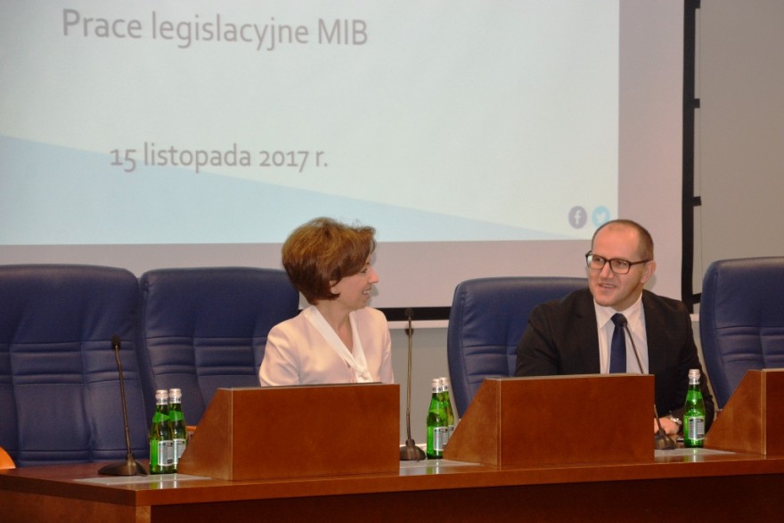 Wicewojewoda i wiceminister Żuchowski siedzą za stołem, podczas spotkania. 