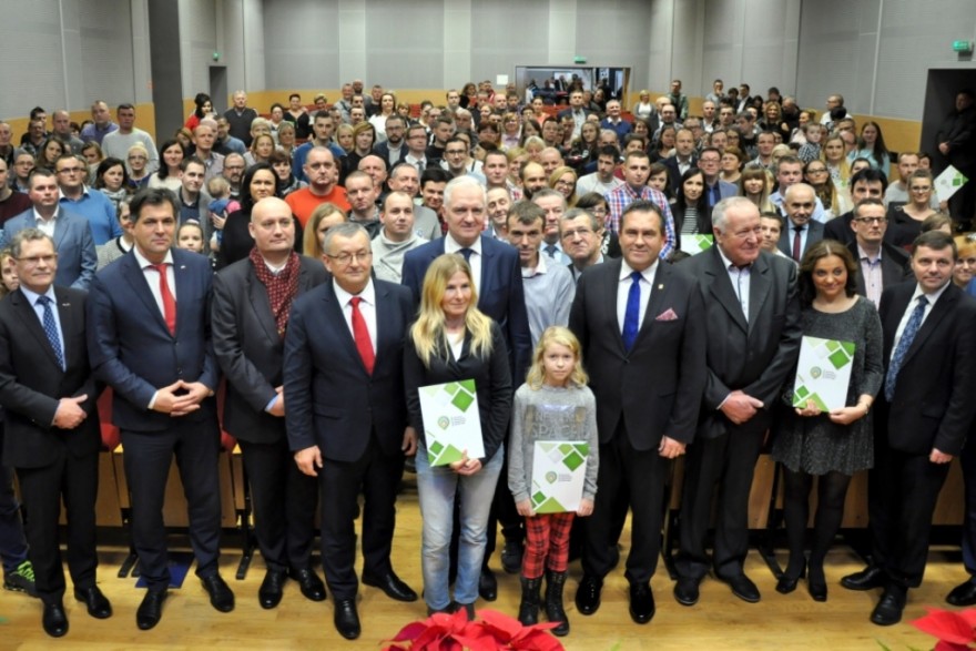 Wspólne zdjęcie uczestników uroczystości. 