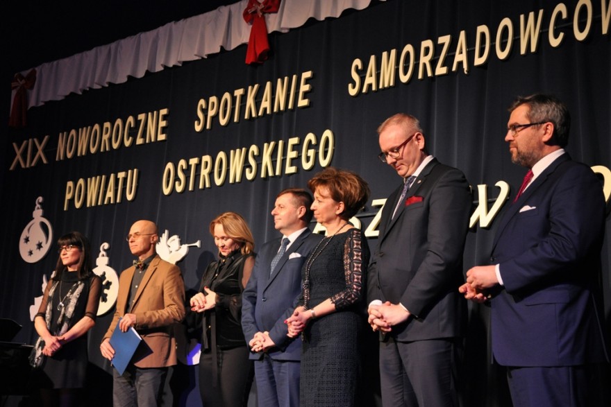 Goście stoją na scenie. 