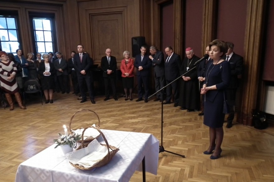 Głos zabiera wicewojewoda. W tle zaproszeni goście. 
