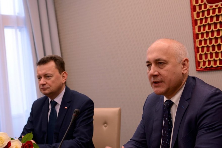 Dotychczasowy szef mswia z nowo powołanym ministrem. 