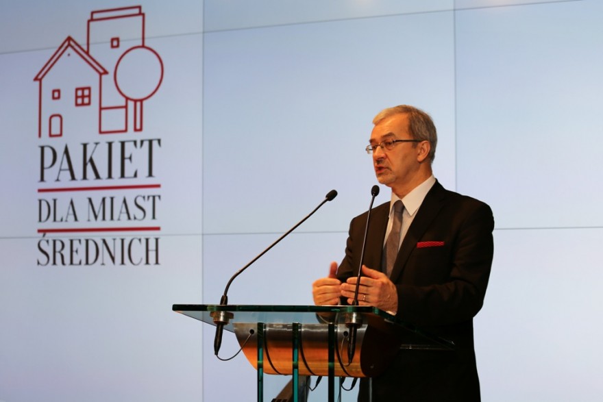 Przemawia minister inwestycji i rozwoju Jerzy Kwieciński.
